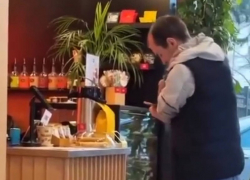 Безрукий курьер из Сочи покорил соцсети, набрав миллионы просмотров