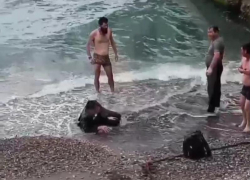 В Сочи сотрудники пляжа спасли утопавшего с тремя сумками