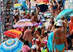 "Полный аншлаг": переполненные пляжи в Сочи вызвали бурное обсуждение в сети 