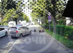 Момент наезда иномарки на скутериста попал на видео в Сочи