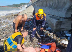 Мужчина едва не утонул в море на глазах у десятка туристов в Сочи