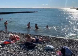 В конце октября, пока в горах Сочи лежит снег, отдыхающие загорают и плавают в море