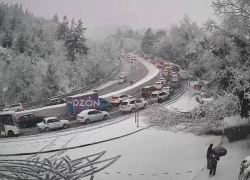 Снег и гололед парализовали движение в Сочи