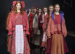  Хохломская роспись, сарафаны и телогрейки: что представили на Неделе моды в Сочи