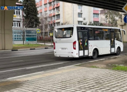 Пассажирский автобус сбил женщину рядом с остановкой в Сочи