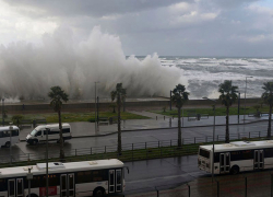 В микрорайоне Бытха с крыши слетели фрагменты кровельной конструкции