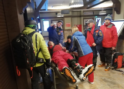 СПАСАТЕЛИ ПОМОГЛИ ЛЫЖНИКУ, СЛОМАВШЕМУ НОГУ ВО ВРЕМЯ ВНЕТРАССОВОГО КАТАНИЯ В ГОРАХ КРАСНОЙ ПОЛЯНЫ