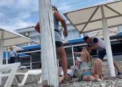 В Сочи туристок выгнали с бесплатного пляжа за отказ платить