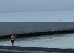 Горе-отец насильно окунал плачущих маленьких детей в холодное Черное море