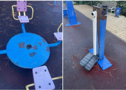 Сломана, и с облупленной краской, стоит детская площадка в Сочи