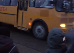 В Сочи сменилась транспортная компания, и водитель школьного автобуса перестал видеть детей