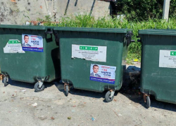 Мусорные баки заклеили агитками кандидата в депутаты Сочи