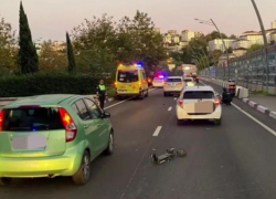 8-летний водитель электросамоката погиб, попав под колеса двух машин на трассе в Сочи