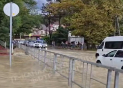 Мощный ливень затопил федеральную трассу Джубга — Сочи