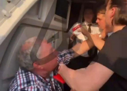 Авиакомпания "Уральские авиалинии" выяснила, почему пенсионер подрался со стюардом в Сочи