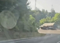 Кадры «летящего» в обрыв грузового автомобиля из Сочи попали в Сеть