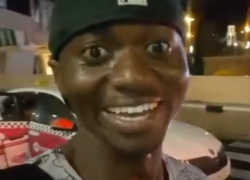 Афроамериканец пришел в восторг от поездки под дождем в аэропорт Сочи 