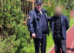Неадекватный мужчина с пакетом белого вещества проник на территорию школы в Сочи