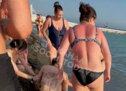 Турист едва не утонул на пляже в центре Сочи