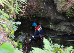 Спасатели и инспекторы нацпарка Сочи освобождают от мусора пещеру Бережного