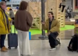 Парень сделал предложение девушке в аэропорту Сочи