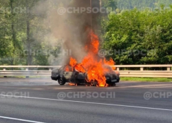 В Сочи на трассе вспыхнул автомобиль