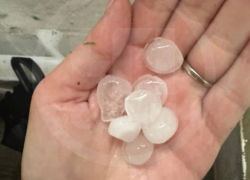 Град выпал на побережье и в горах Сочи