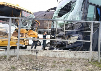 Школьный и экскурсионный автобусы столкнулись на трассе в Сочи