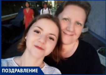 Анну Воробьёву с Днём матери поздравила её дочь