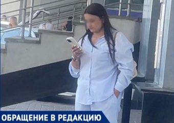 Молодая попрошайка с айфоном клянчит деньги у туристов в Сочи, нагло их обманывая 