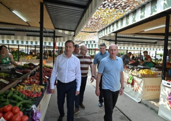 Мэр Прошунин заявил, что в разгар курортного сезона цены на продукты в Сочи стали падать