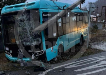 В Сочи пассажирский автобус попал в аварию и оставил без света поселок