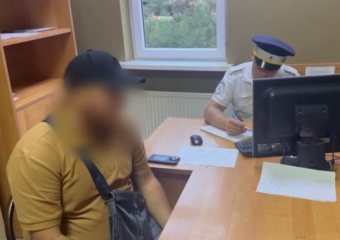 Иногородний дрифтер на «Мустанге» разбил брусчатку в Красной Поляне