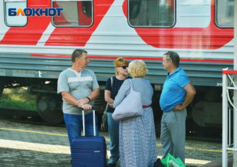 Туристический ретропоезд отправился из Сочи в Гагру
