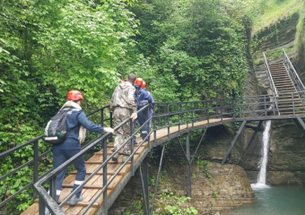 Спасатели расчистили тропу к водопаду Псыдах в Сочи