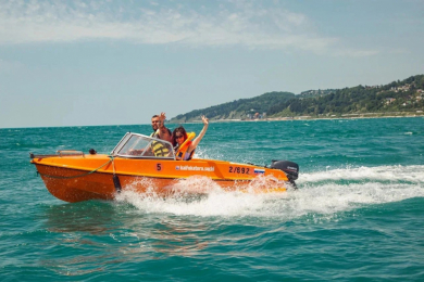 Аренда катеров  от «Кайфотур» на воде