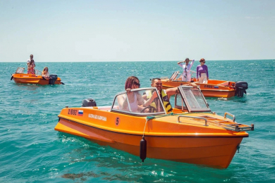 Аренда катеров  от «Кайфотур» на воде - 