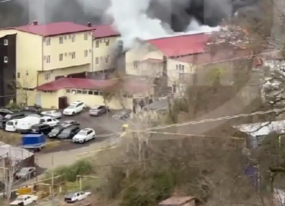  Девушка выпрыгнула из окна горящей пятиэтажки в Сочи