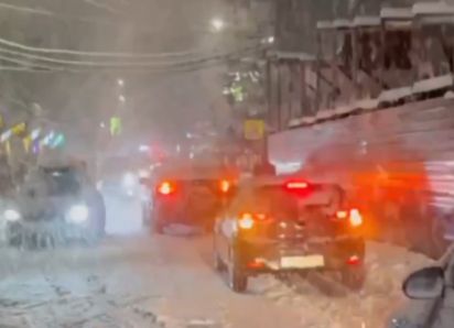 Снег парализовал движение в поселке Сочи