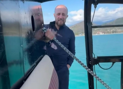 Бизнесмен из Сочи прокатился над морем, стоя на полозе вертолета 