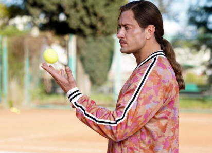 С длинными волосами и усами: Павел Прилучный изменился до неузнаваемости в Сочи