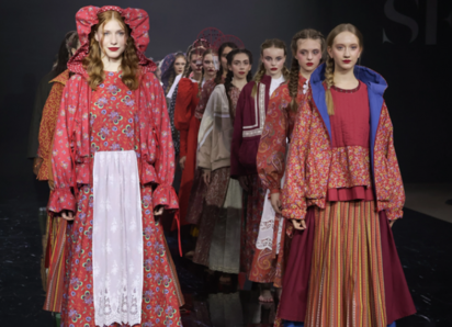  Хохломская роспись, сарафаны и телогрейки: как завершилась Неделя моды в Сочи