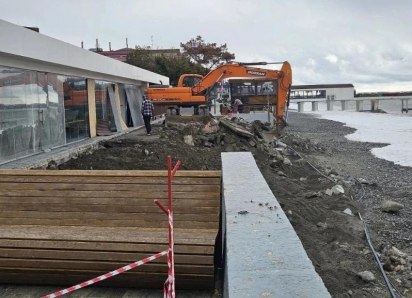 Власти Сочи восстанавливают разрушенную набережную Адлера