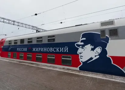 Книга с пророчествами и лагман в ресторане: как выглядит поезд в честь Жириновского, запущенный в Сочи