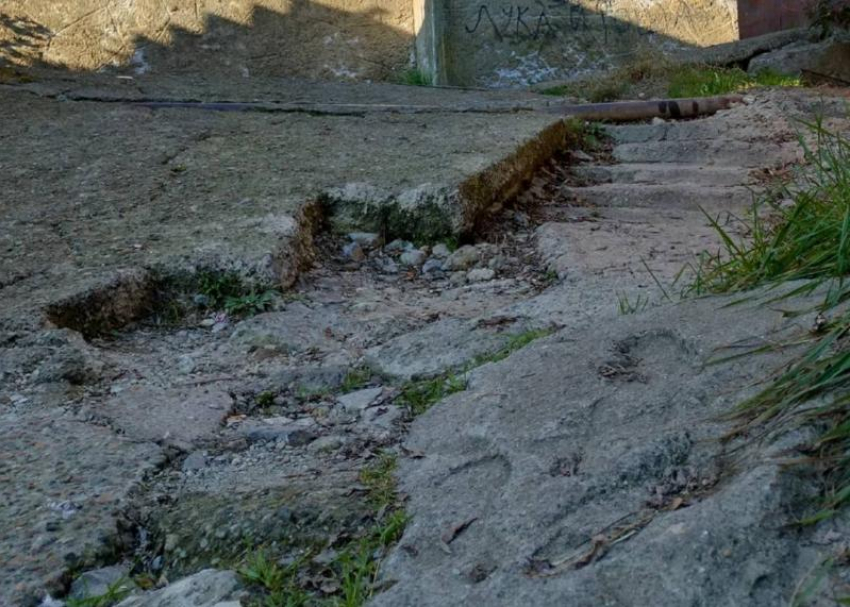 Плевать на детей, пенсионеров: сочинцы несколько лет пытаются добиться 100-метров ремонта дороги, власти их просьбы игнорируют