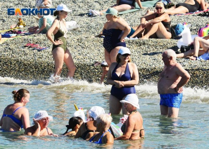 Туристы в Сочи массово устремились на пляжи из-за сильной жары