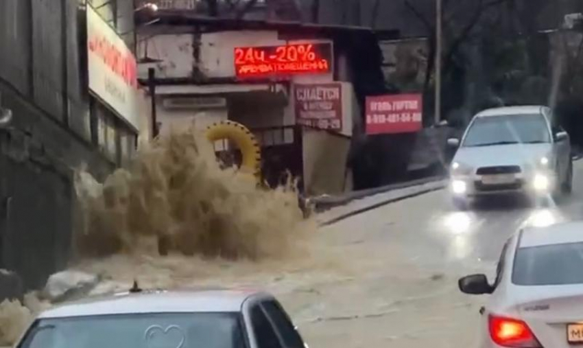 Из-за бездействия властей проезжую часть в Сочи снова затопило