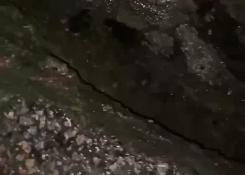 На Мамайском перевале в Сочи образовалась огромная трещина в дороге