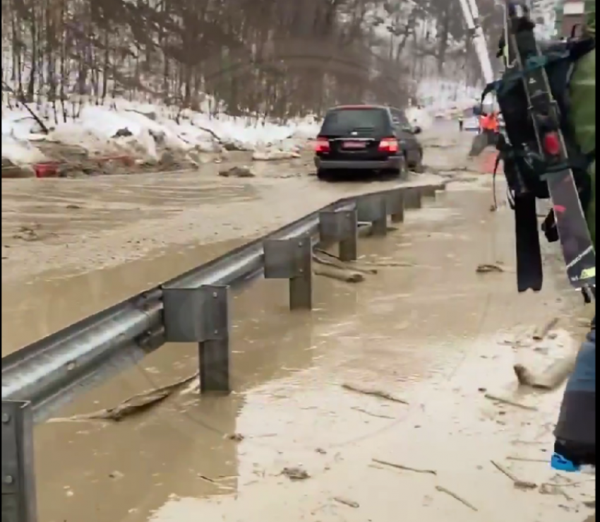 Сель сошел на дорогу к горному курорту Сочи
