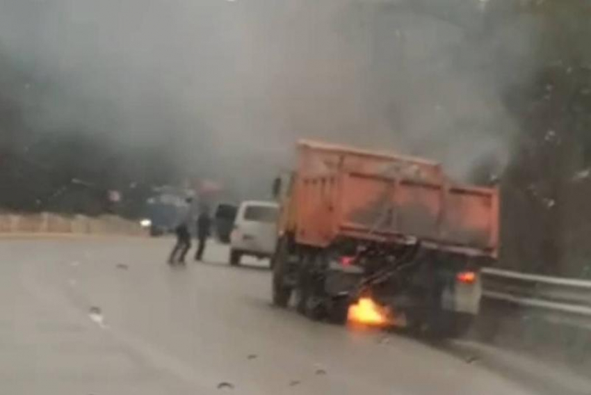 Многотонный грузовик загорелся на сочинском шоссе